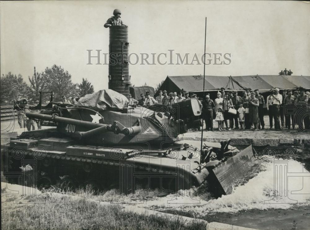 Press Photo La Meuse Manoeuvres Tank Engine Going Underwater French River - Historic Images