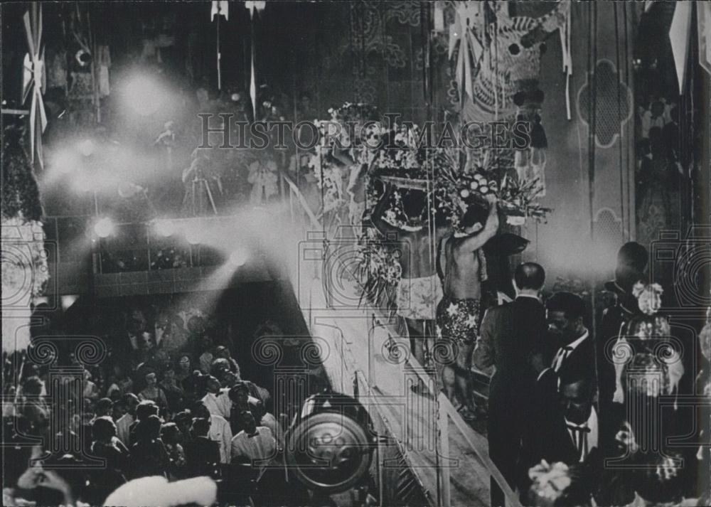 Press Photo Exotic Dancer Carrying Baskets In Carnival In Rio De Janeiro - Historic Images