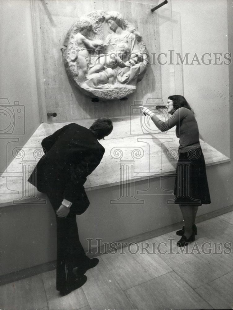 1976 Press Photo Michelangelo Carving Madonna and Child with infant St. John - Historic Images