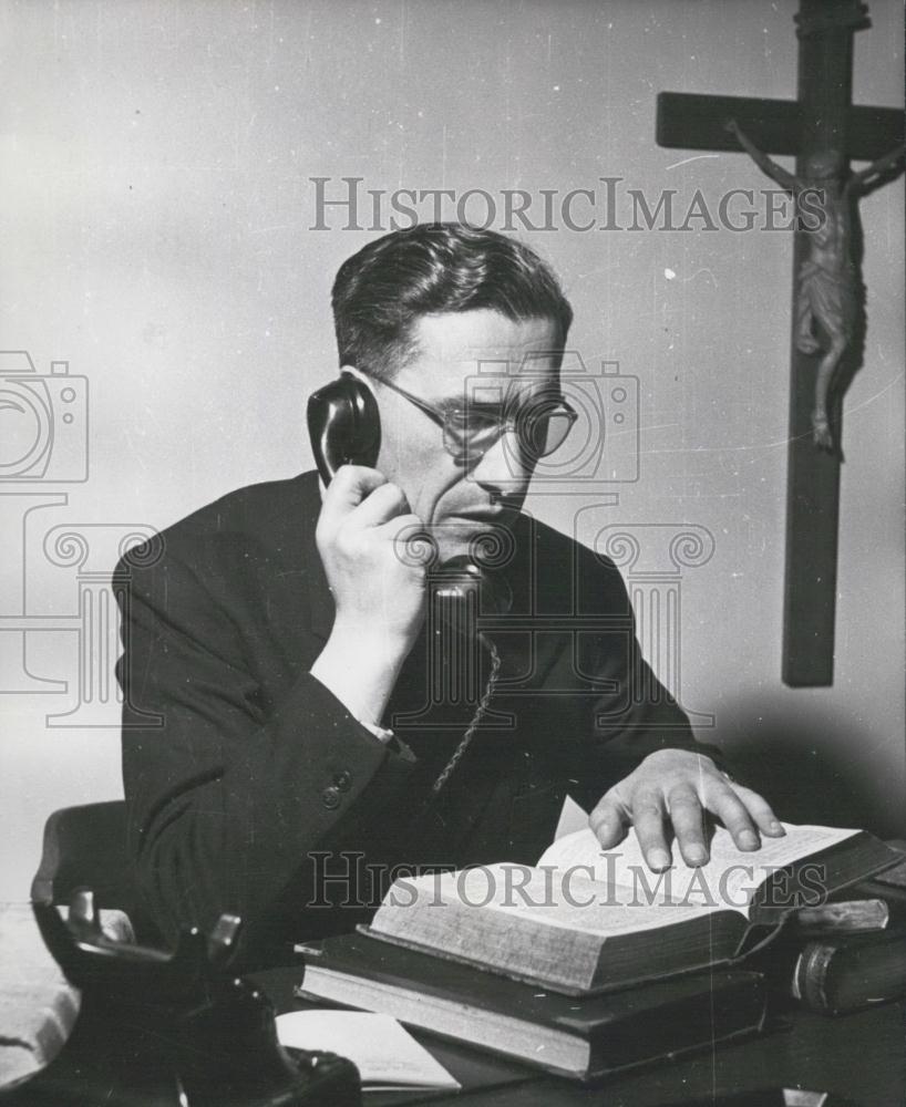1954 Press Photo Christian Emergency Services: Nuernberg 46024-Jesuit priest - Historic Images