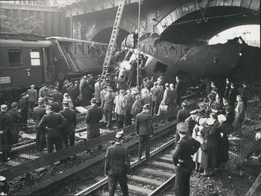 1952 Press Photo Express Train From Luebeck To Hamburg Derails In Accident - Historic Images