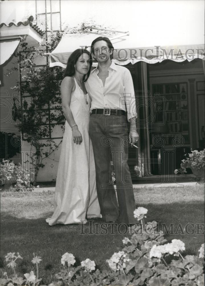 1975 Press Photo woman in long gown man in shirt and jeans smoking - Historic Images