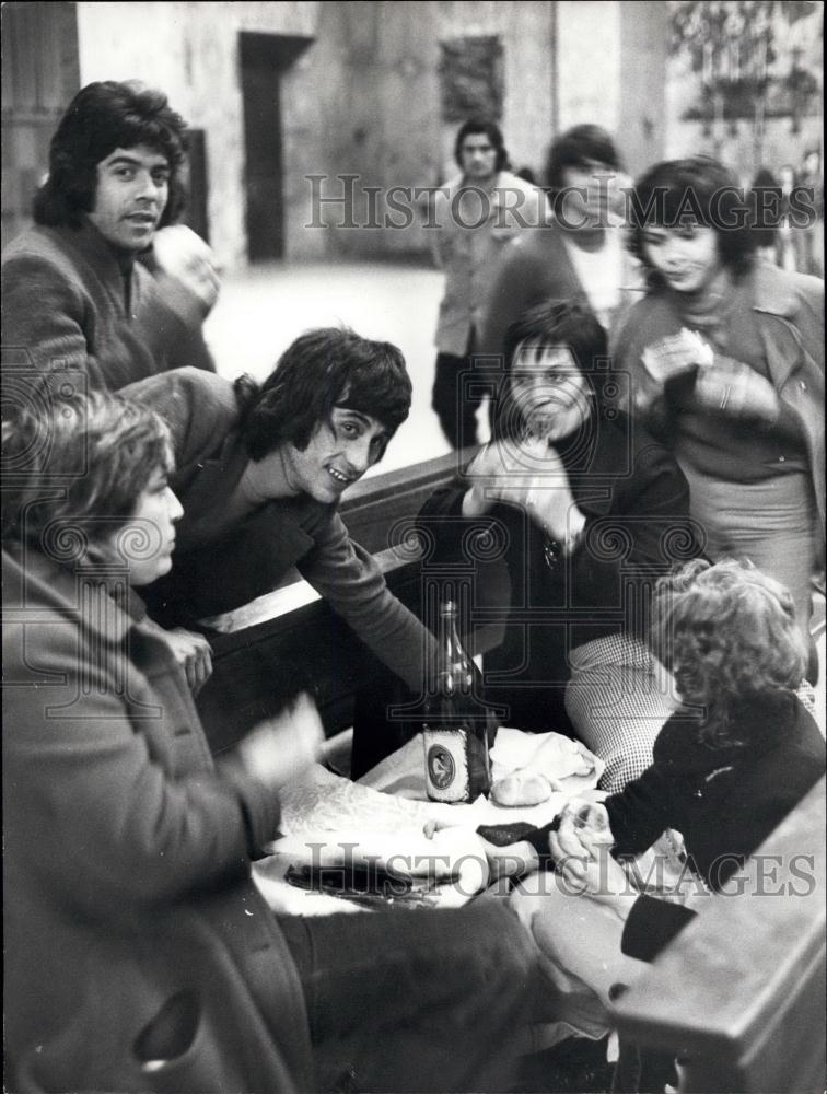 1974 Press Photo Women And Children Squat St John Bosco Church Near Cinceitta - Historic Images
