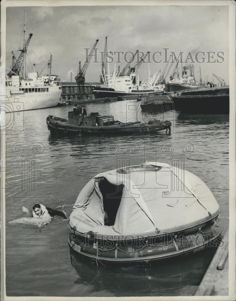 1954 Press Photo Frogman William Harvey, Lifesaving Equipment Demonstration - Historic Images