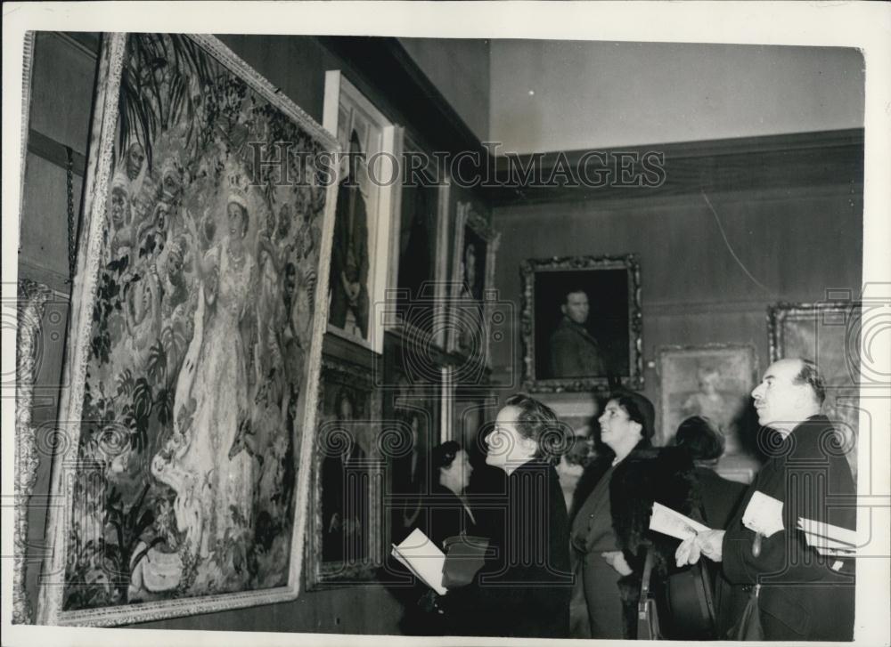 1955 Press Photo Opening of the Royal Portrait Society Exhibition. &quot;The Queen - Historic Images