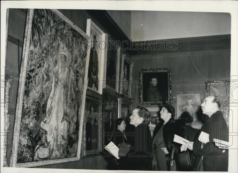 1955 Press Photo Opening of the Royal Portrait Society Exhibition. "The Queen - Historic Images