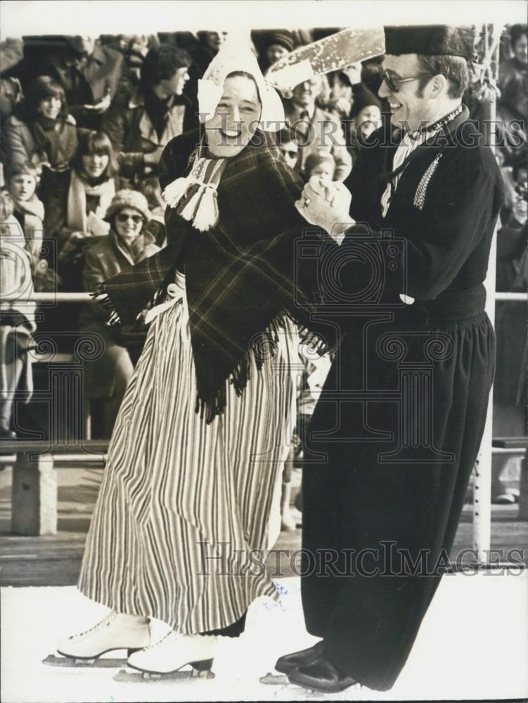 1976 Press Photo Alkmaar Skating Ring Couple Figure Skating In Costumes - Historic Images