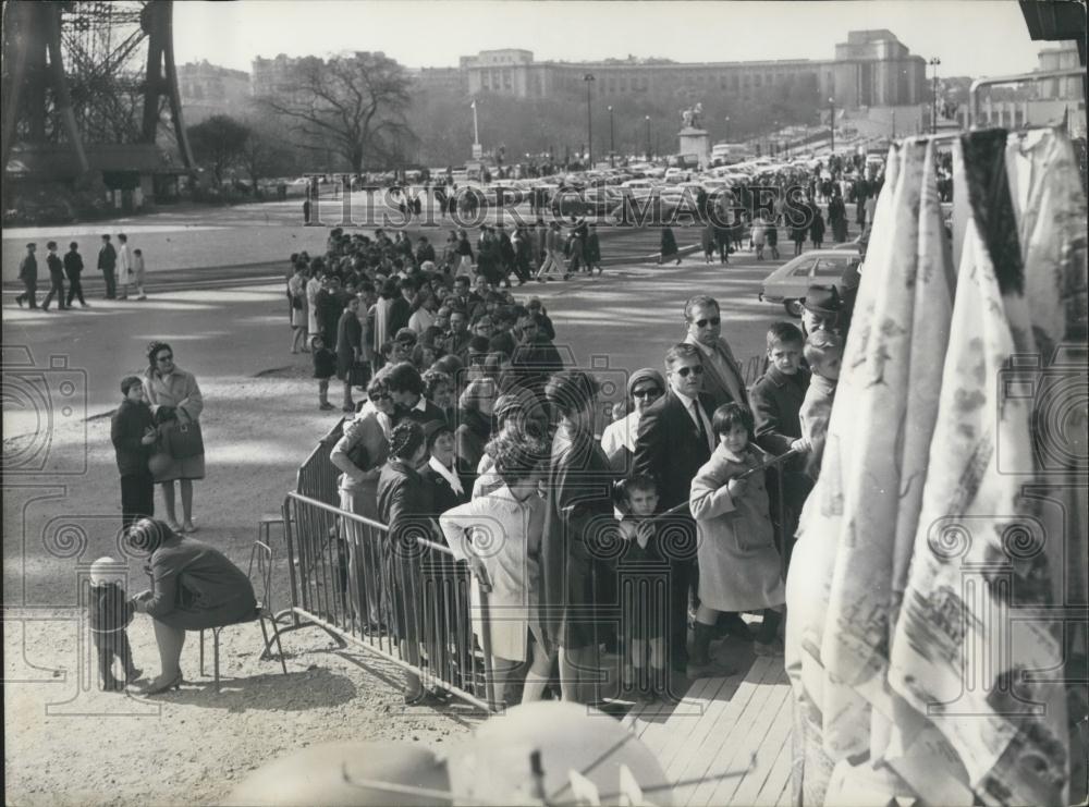 1968 Press Photo Easter crowds at Eiffel Tower - Historic Images