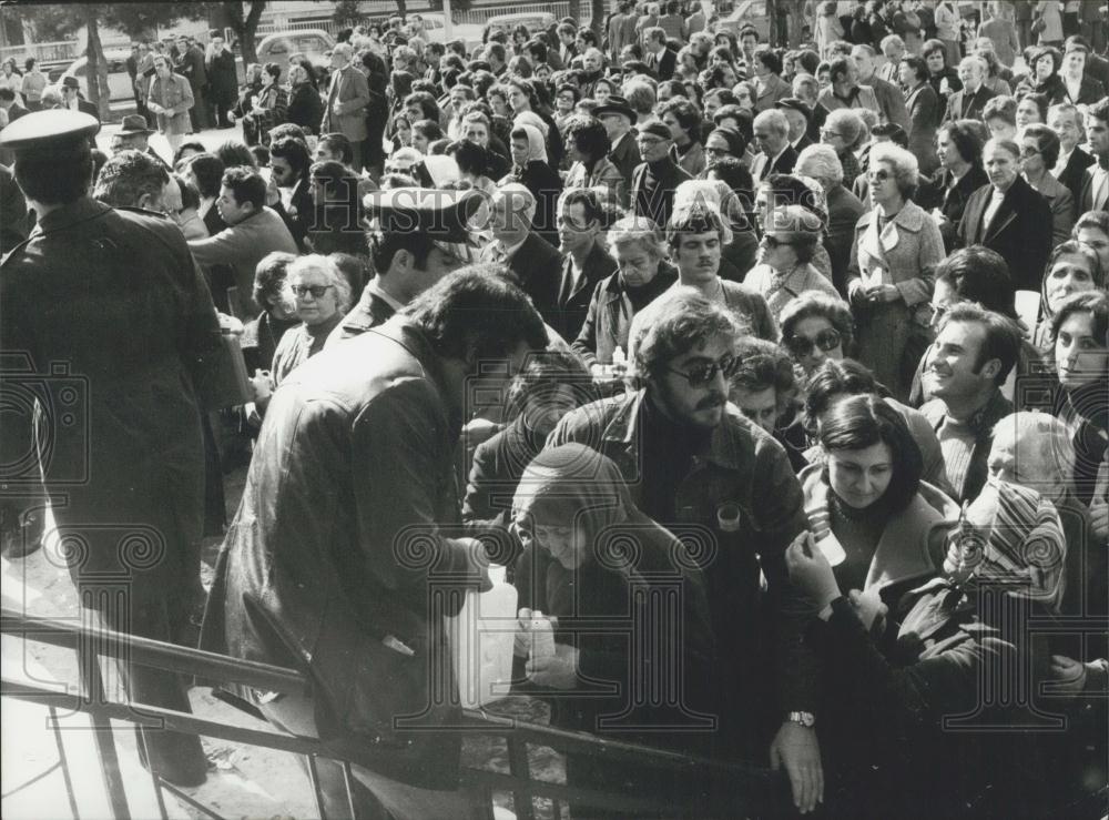 1976 Press Photo Greeks queue up for cancer curing water - Historic Images