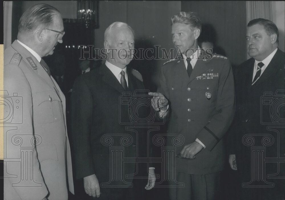 1962 Press Photo General Nostad visited Bonn - Historic Images