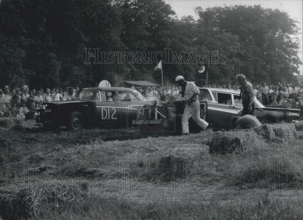 Press Photo Crowd Helps Move Mud Stuck Cars At Sensational Auto Cross - Historic Images