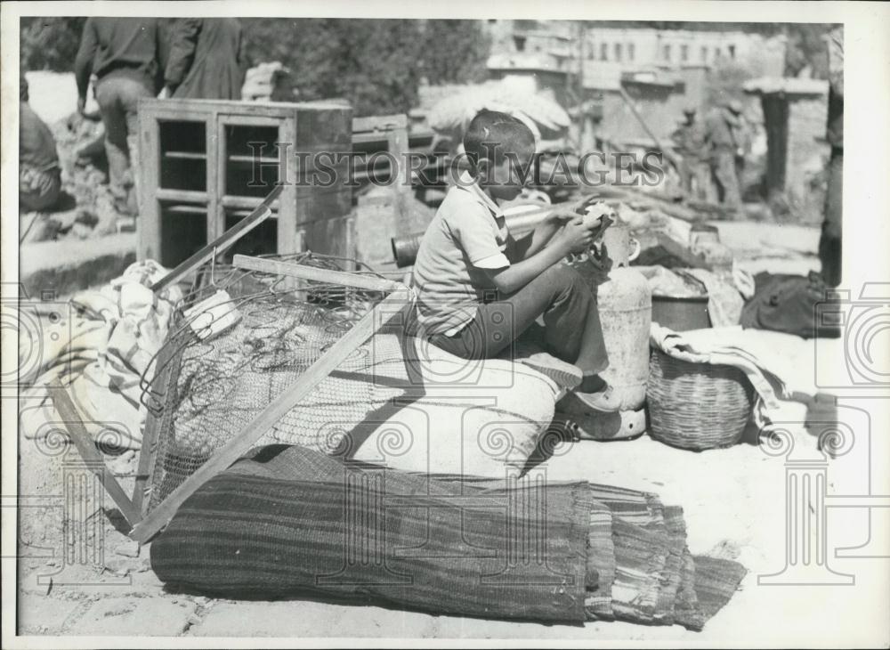 Press Photo Child Sitting Beside Debris After Turkey Earthquake Lice - Historic Images