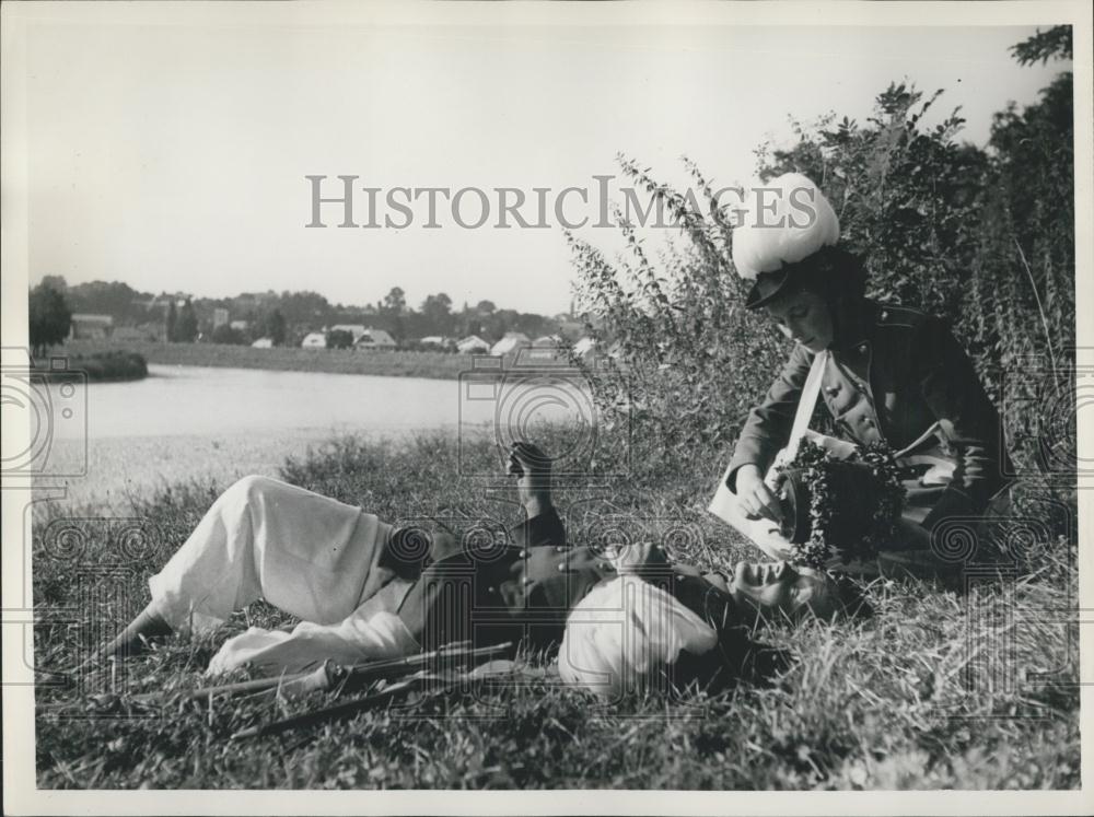 Press Photo canteen-woman with the soldiers - Historic Images