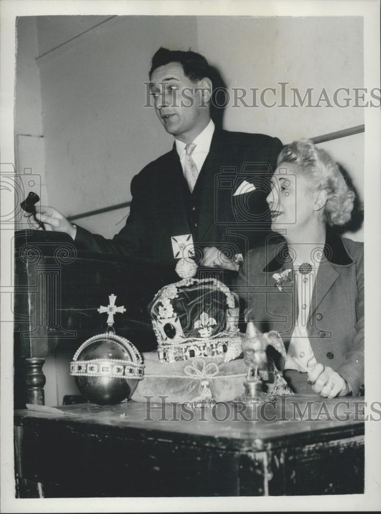 1956 Press Photo Eric Shorts, seen auctiioneering the set of replicas of the Cro - Historic Images