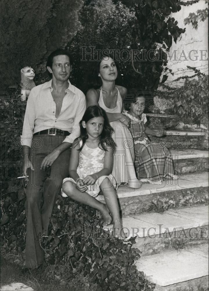 1975 Press Photo Family Sitting Together On Stairs - Historic Images
