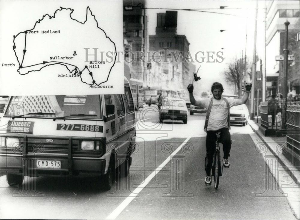 Press Photo Hanspeter Beck After His 6237,98 KM Adventure Arrives In Melbourne - Historic Images