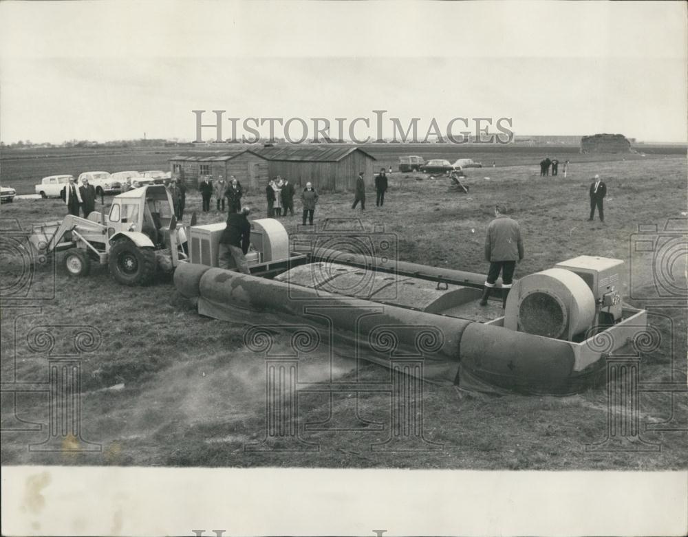 1969 Press Photo Hoverplatform Being Demonstrated At Heathrow - Historic Images