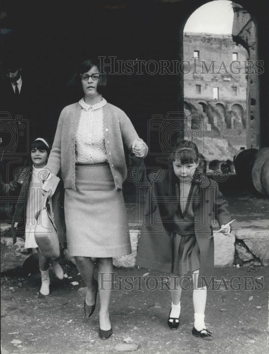 1966 Press Photo Taylor-Burton Children Liza Todd Maria Burton In Rome Nurse - Historic Images