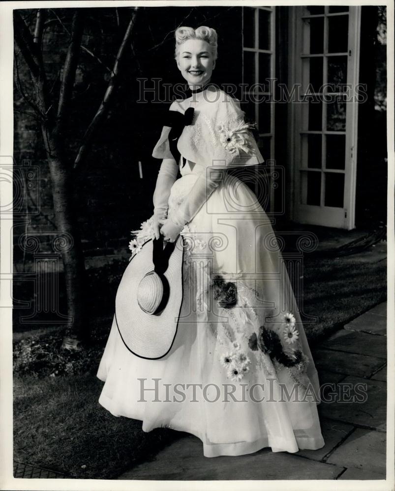 1955 Press Photo Mannequins model clothes for Royal dress show - Historic Images