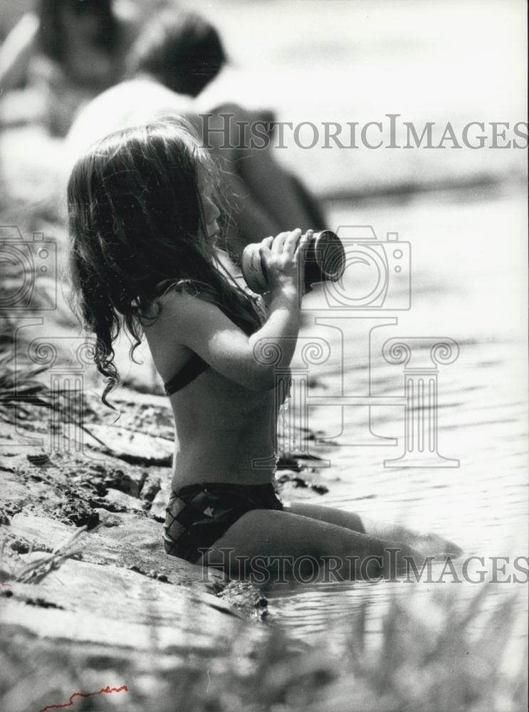 1977 Press Photo Self-confident young water-sprite - Historic Images