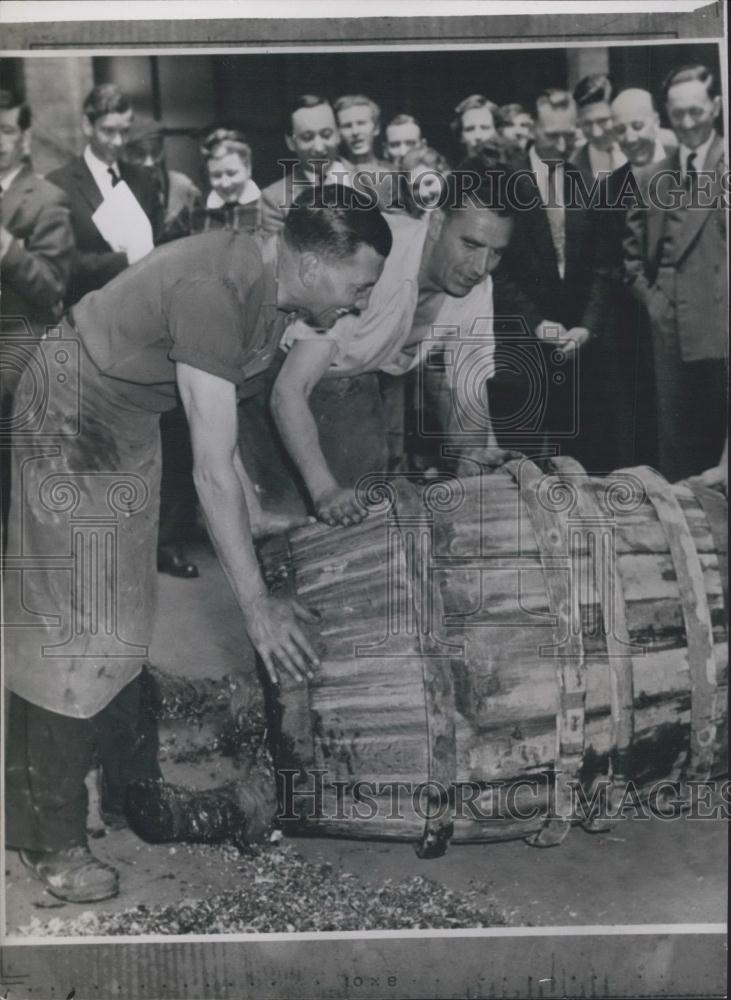 Press Photo Terry Brown Rolled In Cask - Historic Images