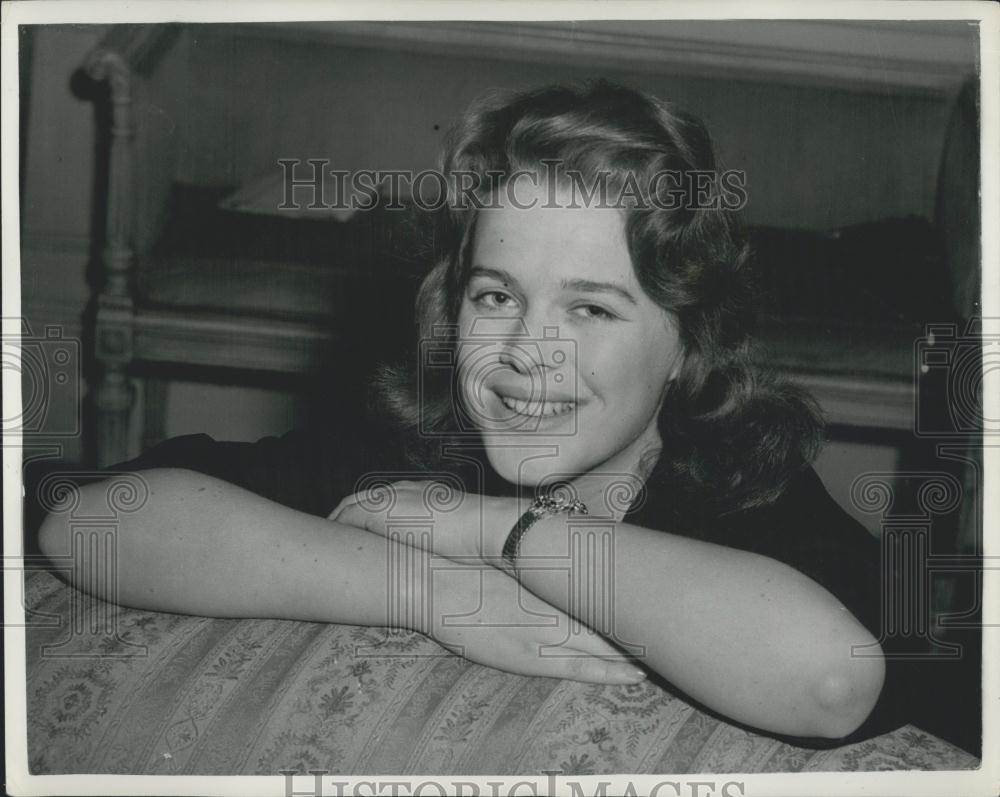 1955 Press Photo Antonia Pakenham Prepares For Her Wedding - Historic Images