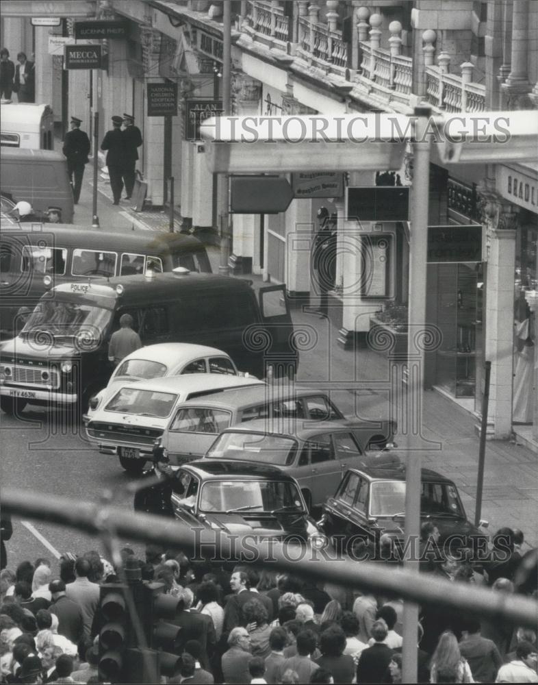 1975 Press Photo Knightsbridge Siege Gunmen Demand A Car And Aircraft - Historic Images
