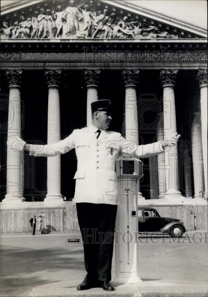 1961 Press Photo White summer tunic for Paris Policemen - Historic Images