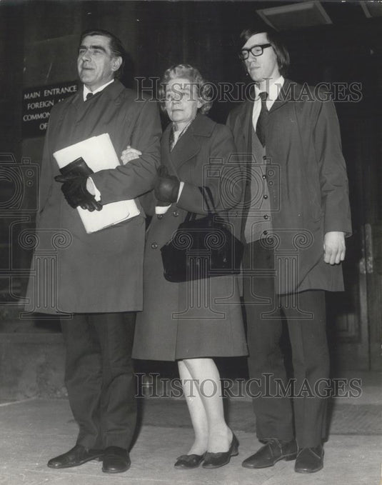 1973 Press Photo Parents Of Jailed Plane Spotters London Foreign Office - Historic Images