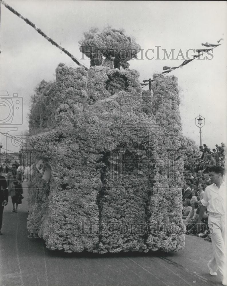 1953 Press Photo Battle of flowers in Jersey - Historic Images