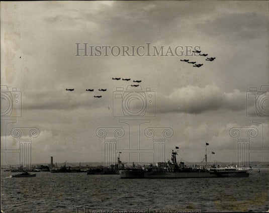 1953 Press Photo HMS Surprise bearing her Majesty & planes overhead - Historic Images