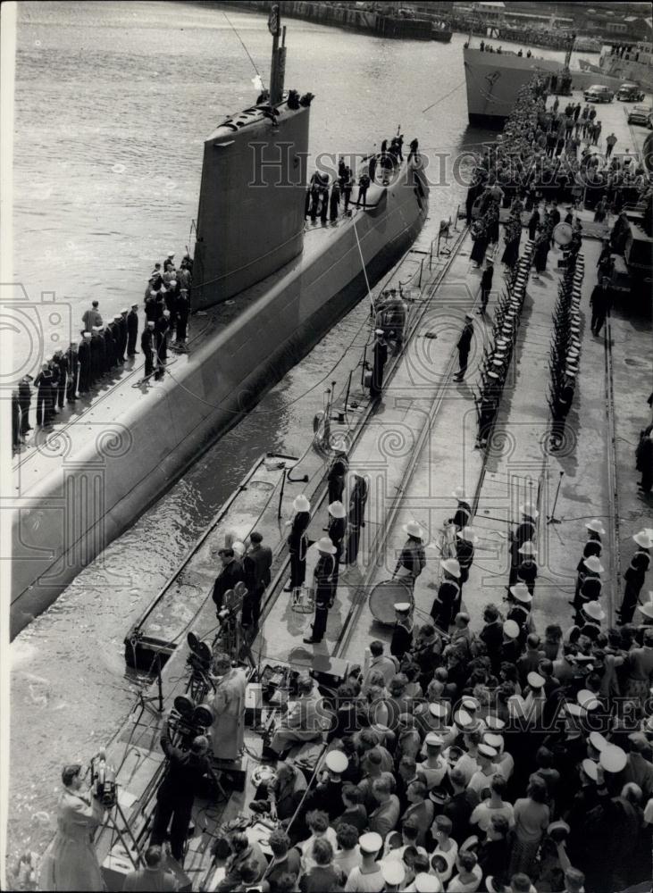 1959 Press Photo Crew of the Nautilus line the decks as the submarine arrives - Historic Images