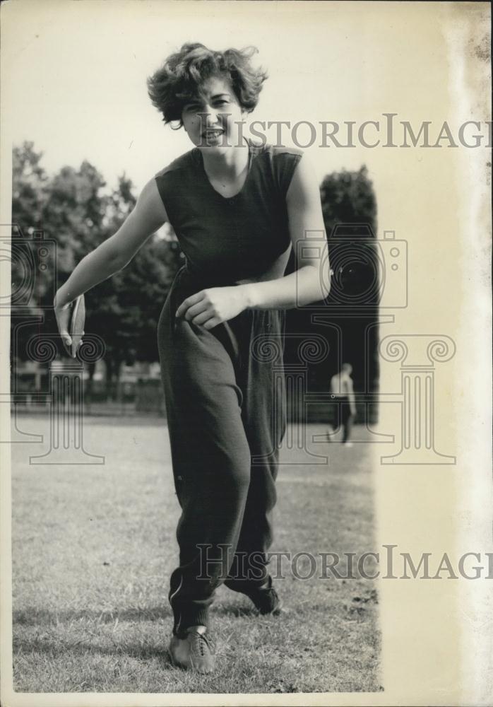 1955 Press Photo Hungarian Discus Thrower Clara Wician Practicing Paddington - Historic Images