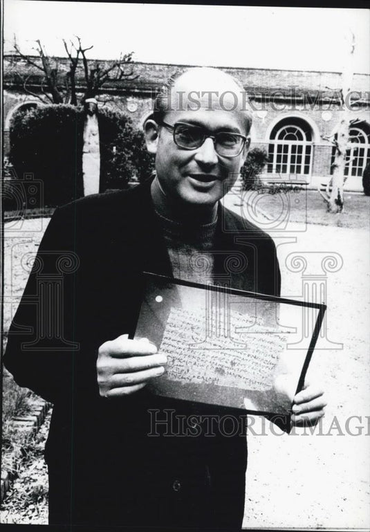 1972 Press Photo Father Jose O'Callaghan Holding Oldest Text Of Gospels - Historic Images