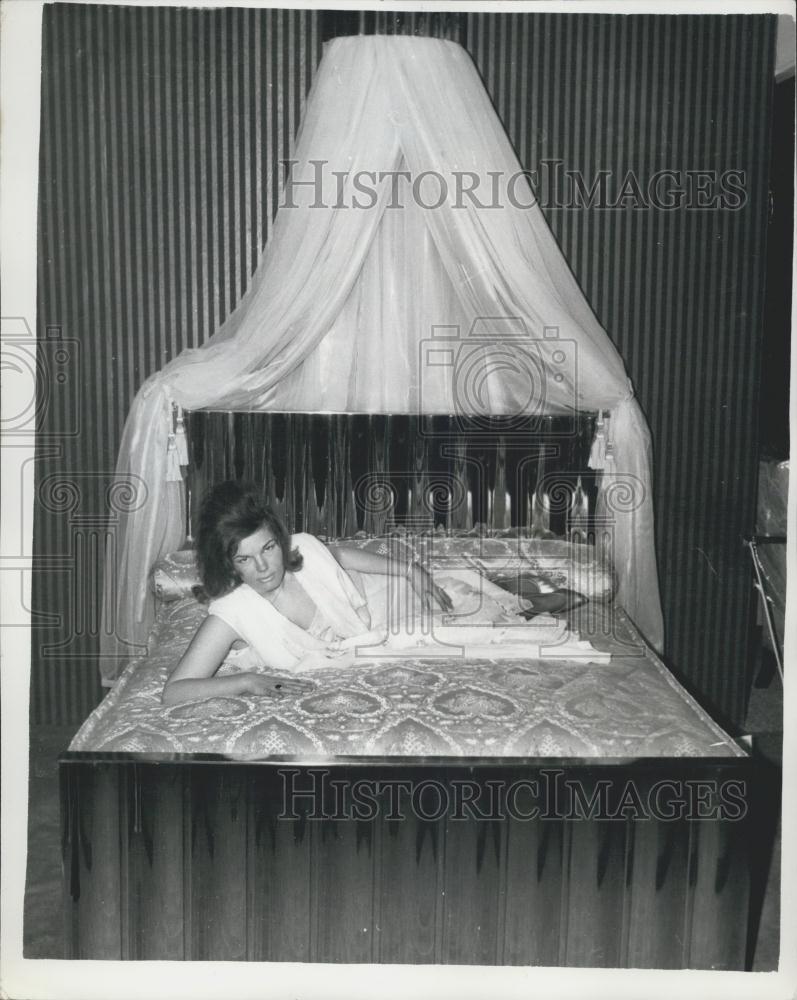 1962 Press Photo Linda Estall-Cole Model Introduces Golden Bed Furniture Show - Historic Images