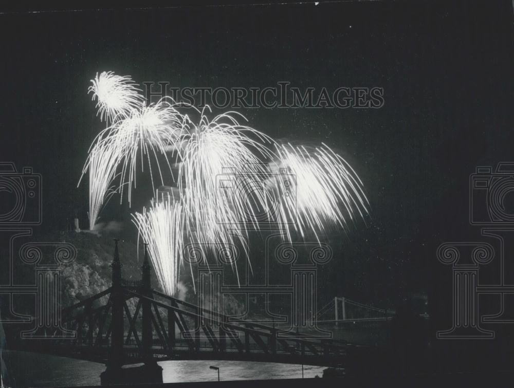 1977 Press Photo Fireworks on the Constitution Day of Hungary Budapest - Historic Images