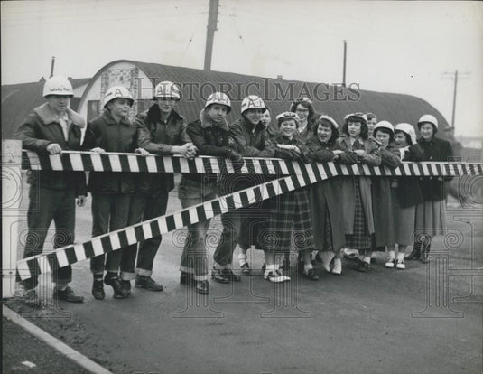 Press Photo Standing at the entrant to the air base at buttonwood - Historic Images