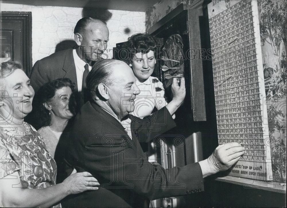 Press Photo Ted Clarke ,marks score for darts - Historic Images