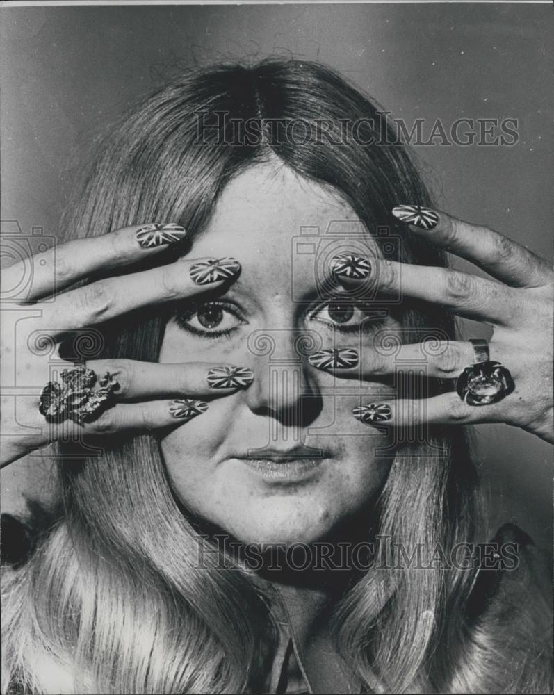 Press Photo Heather Coogan displays her Patriotic Supernails - Historic Images