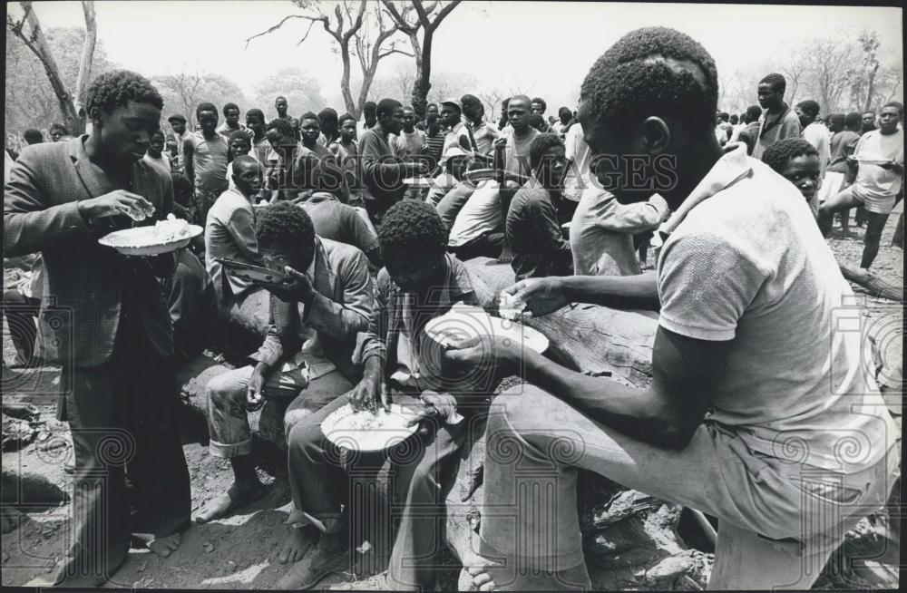 1977 Press Photo Rhodesian refugee village in Mozambique. - Historic Images