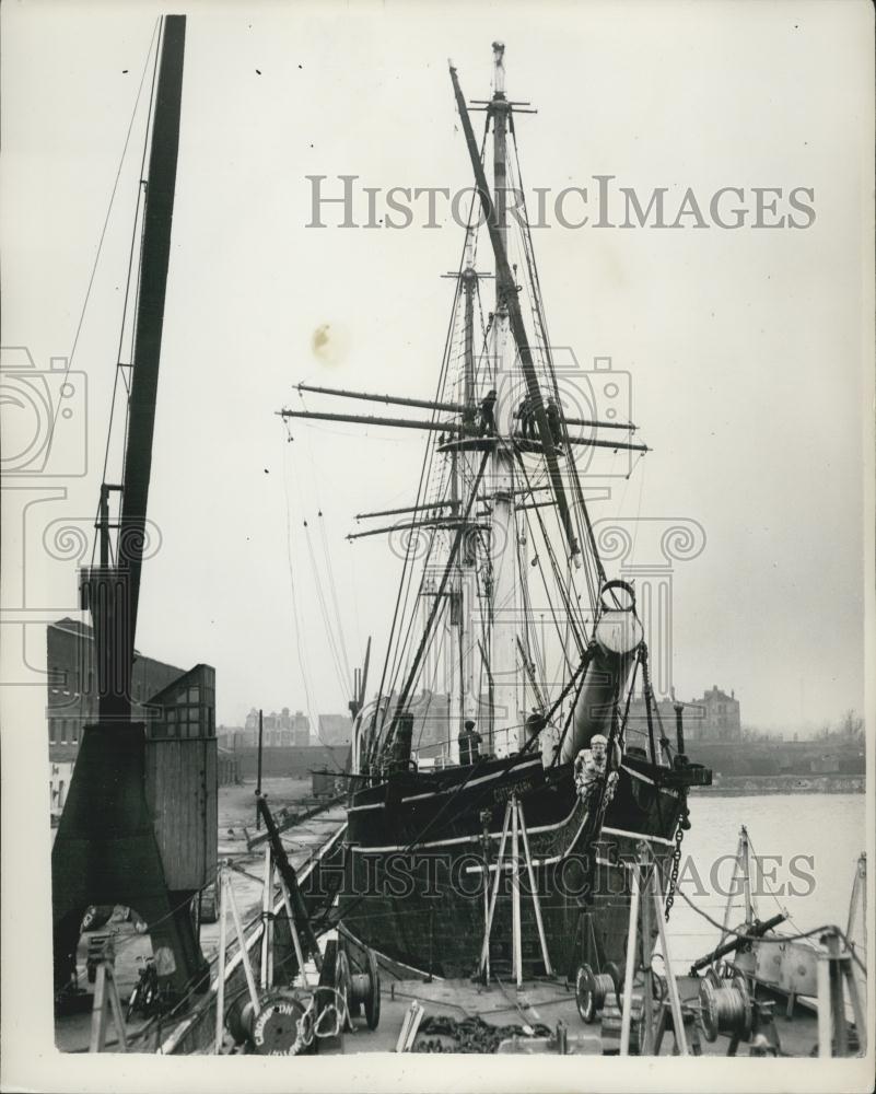 1954 Press Photo Workmen Dismantling Sailboat Cutty Sark In East India Dock - Historic Images