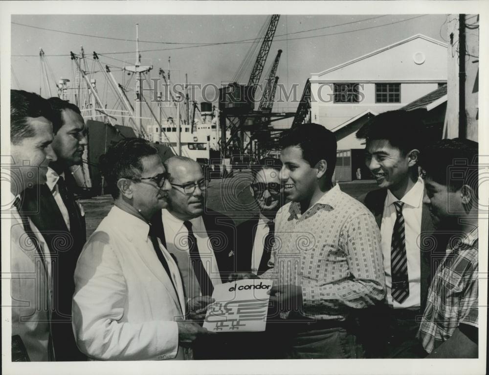 1962 Press Photo Dr. Borba, Jr &amp; Peruvian students - Historic Images