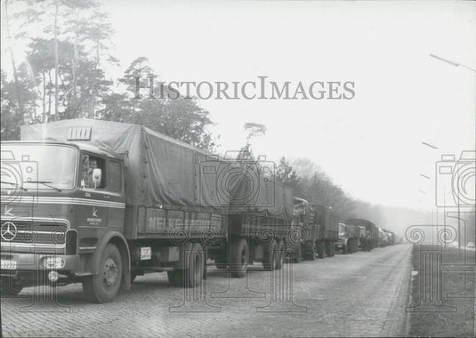 1970 Press Photo Meter Lorry Waits 14 Hrs On Autobahn To Pass E T W Germany - Historic Images