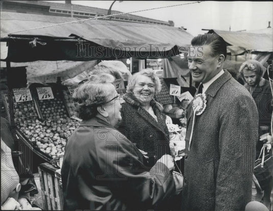 1967 Press Photo The labor party candidate Ken Marks canvassing in Denton market - Historic Images