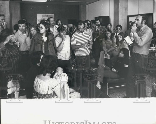 1972 Press Photo American Tourists Stranded at Gatwick - Historic Images