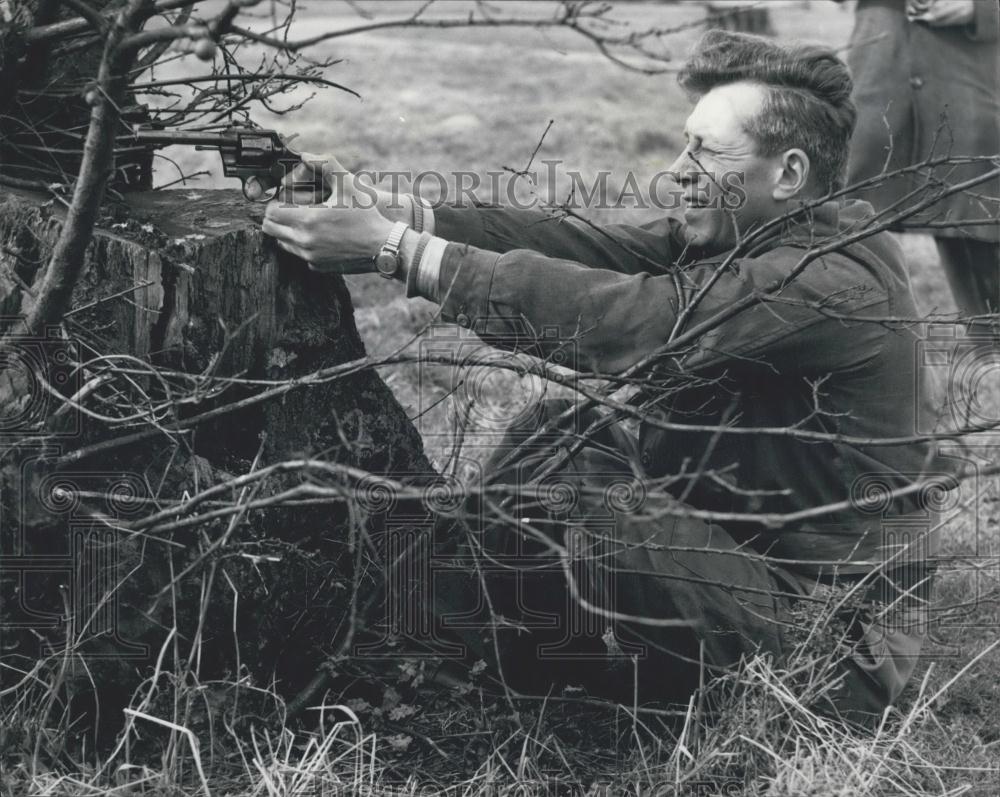 Press Photo C Cheston of R Division Fires From Bushes In London - Historic Images