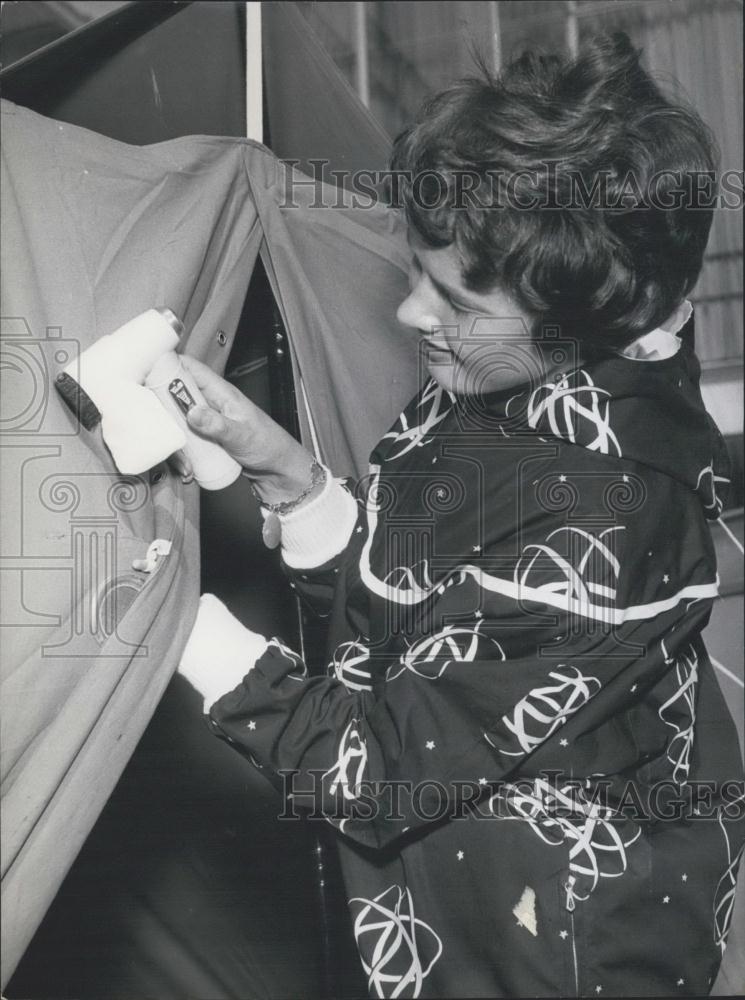 Press Photo Atom Jacket Pocket Vacuum Cleaner Demonstration Wiesbaden - Historic Images