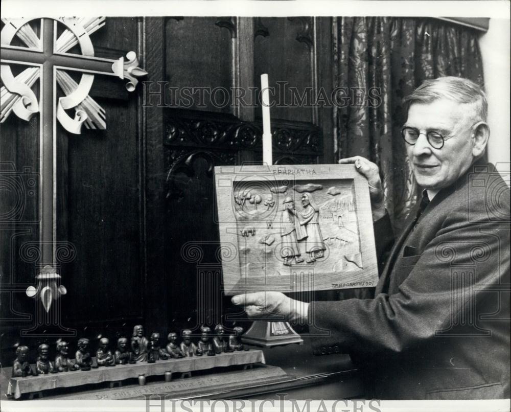 1968 Press Photo Wood Carving &quot;Thank You&quot; Gift To Hospital: - Historic Images