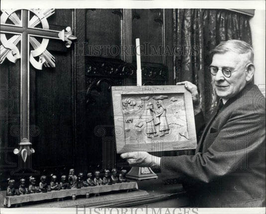 1968 Press Photo Wood Carving "Thank You" Gift To Hospital: - Historic Images