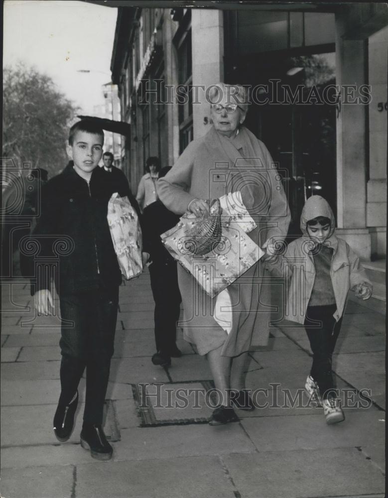 1962 Press Photo Elizabeth Taylor&#39;s Children Go Shopping in London - Historic Images